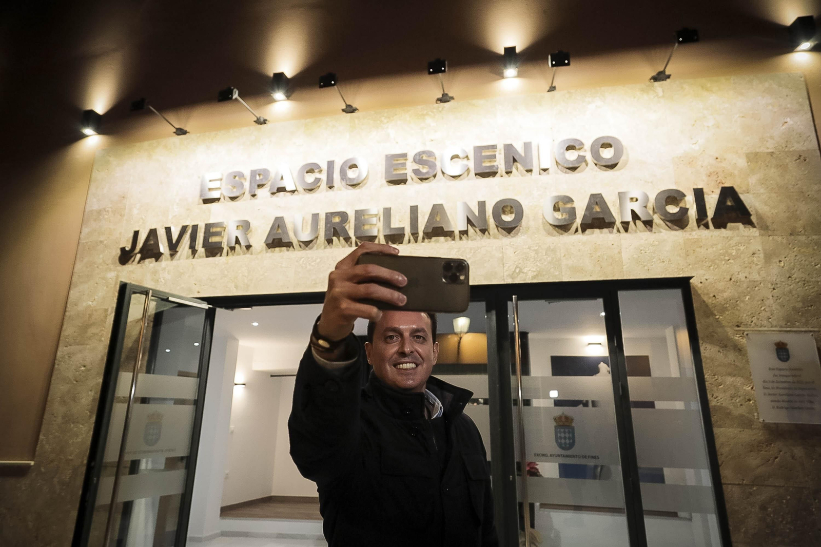 El presidente de Diputación se hace una fotografía en el espacio escénico con su nombre.