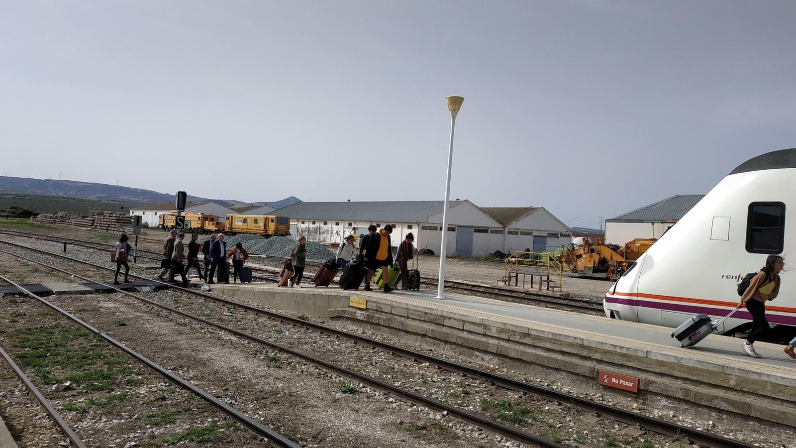 Transbordo en Osuna pasando por encima de las vías del tren.