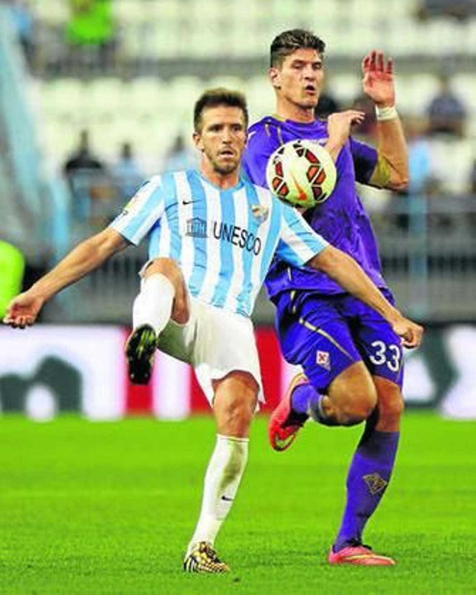Ignacio Camacho pelea con Mario Gómez por un balón.