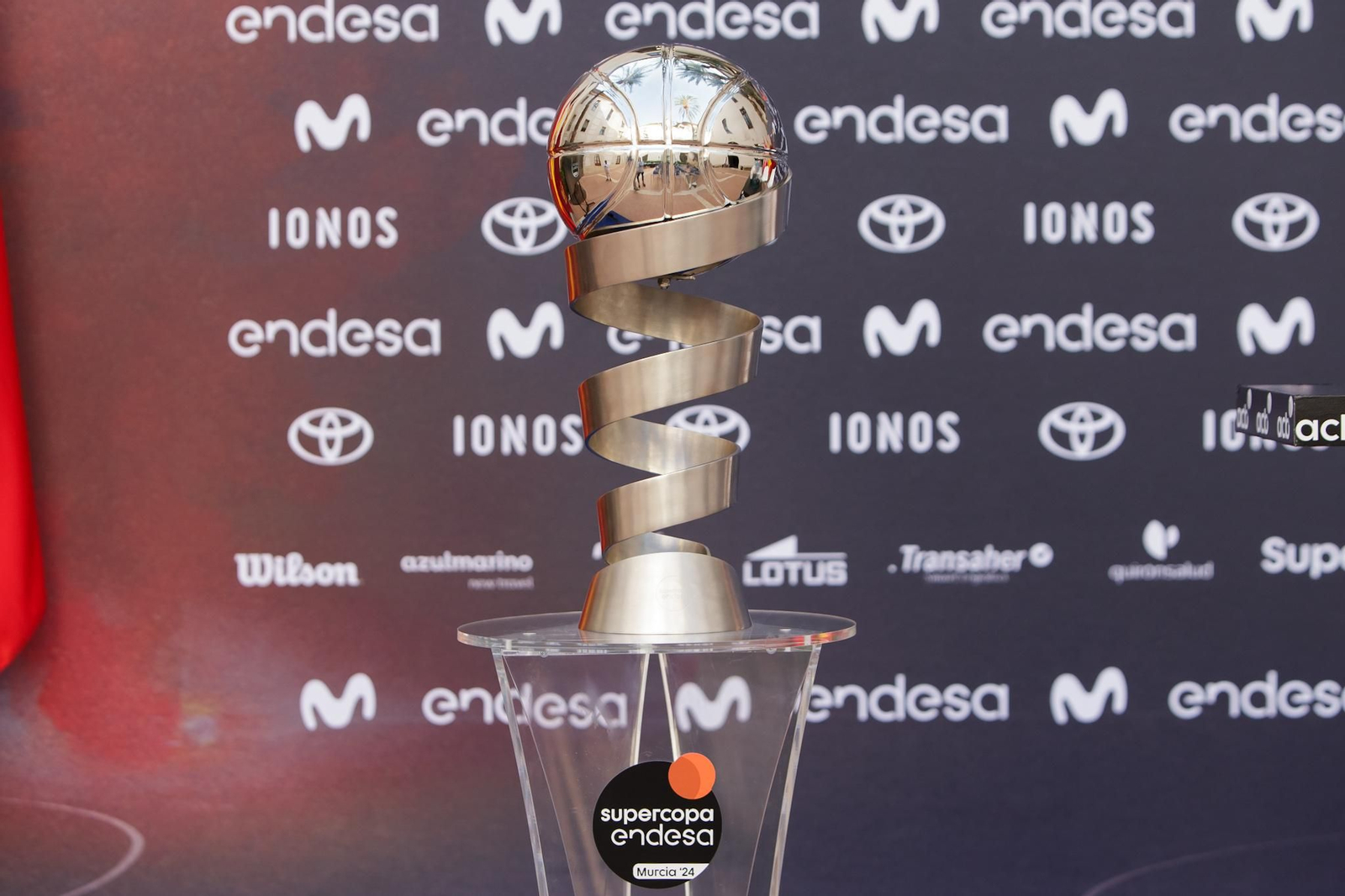 El trofeo de la Supercopa.