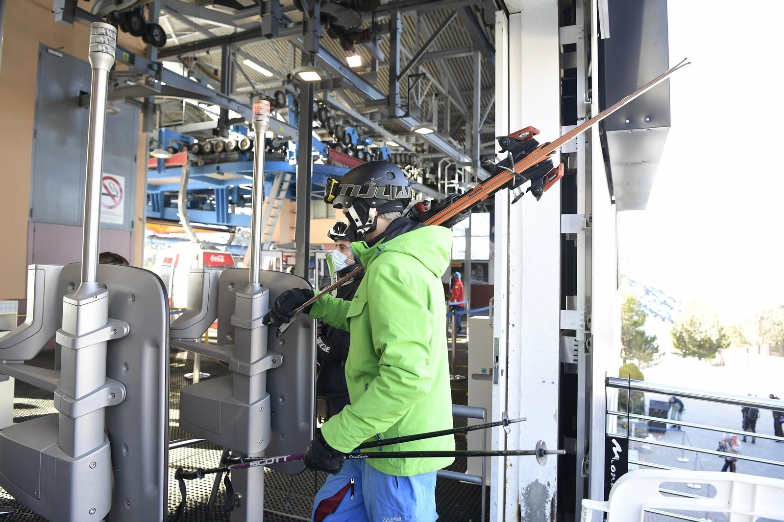 Fotos del primer día de esquí con la inauguración de la temporada en la Sierra