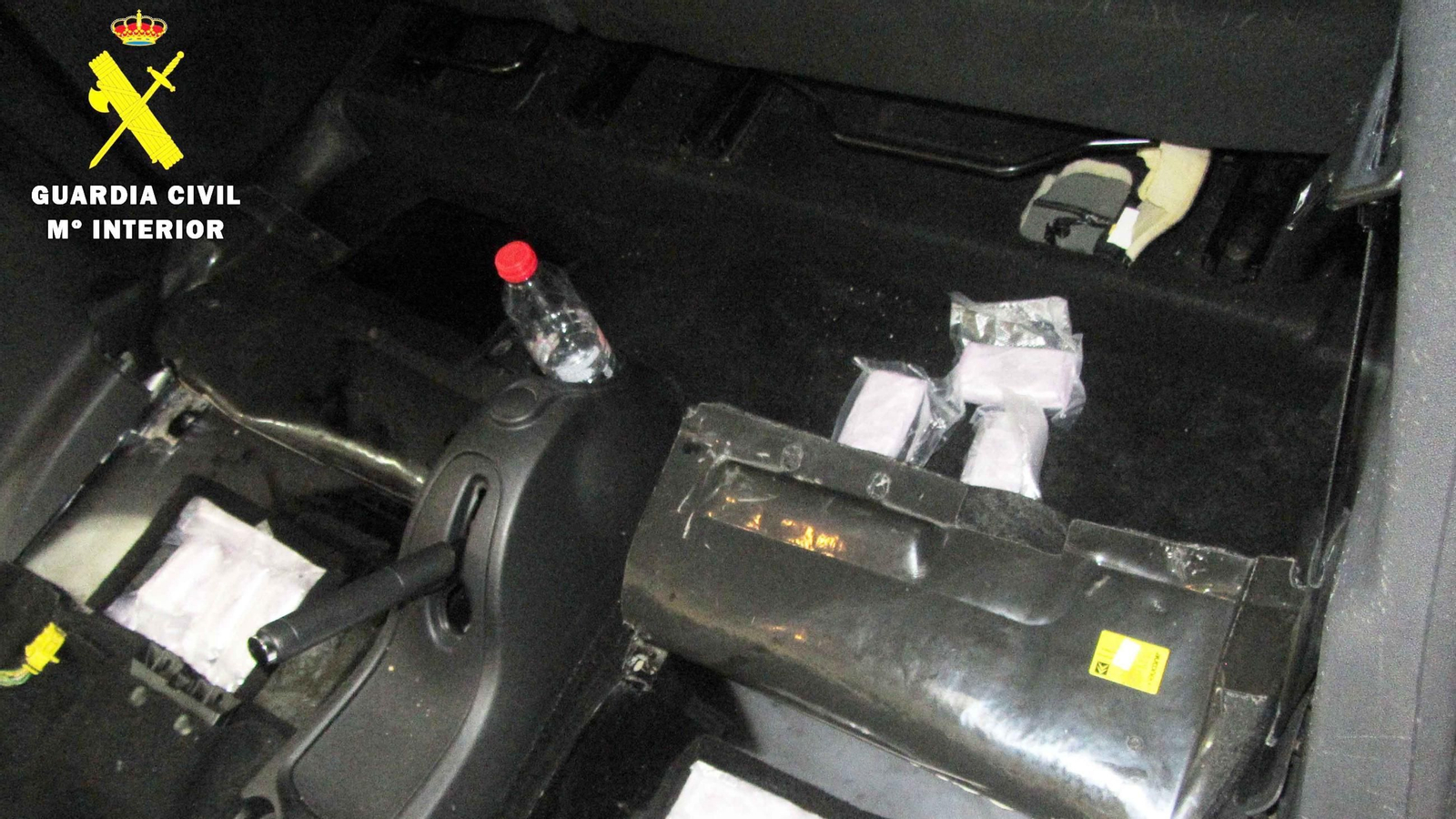 Una abuela y su nieto intentan cruzar el Estrecho con 65 kilos de hachís en el coche.