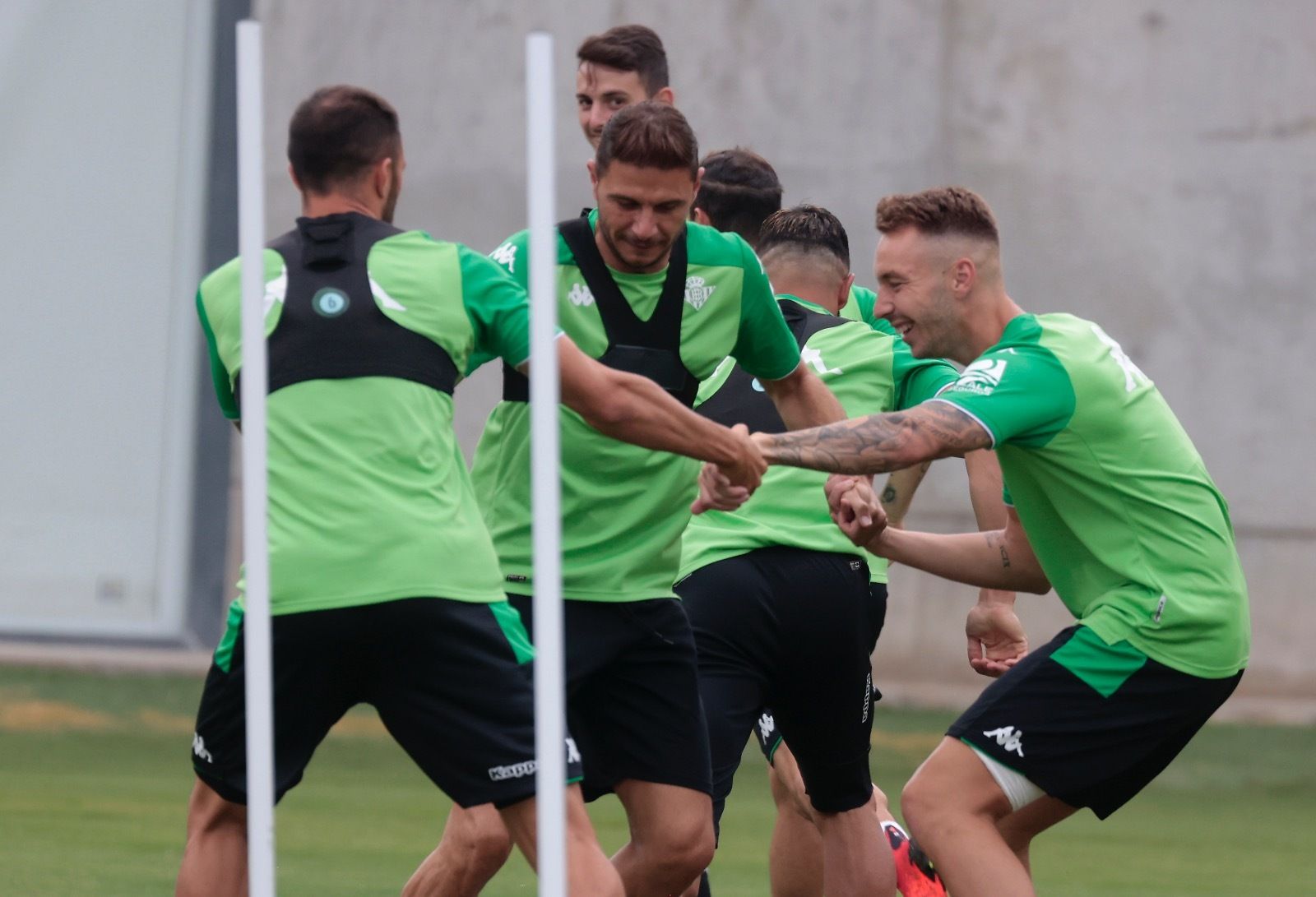 Joaquín, entre Víctor Ruiz y Loren, en el entrenamiento de ayer.
