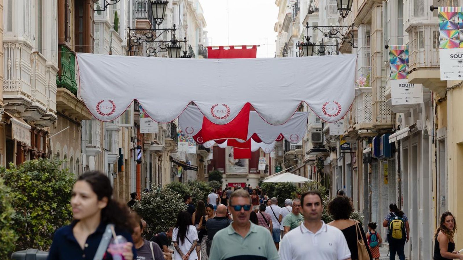 Colgaduras en la calle Ancha con las siglas SPQR.