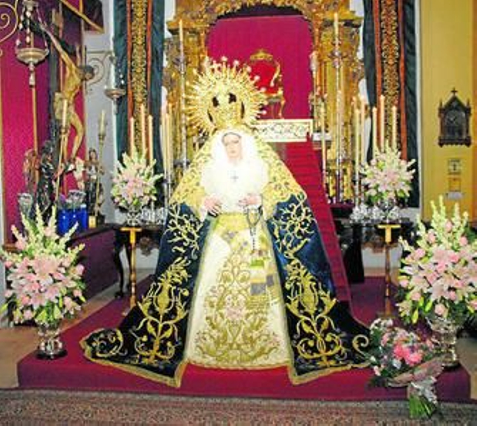 1. Montaje del besamano de la Virgen de las Lágrimas en la Iglesia Mayor el pasado miércoles. 2. El cofrade Ángel Luis Castro Haro en un momento de la lectura del pregón a Gracia y Esperanza de 1984 durante la ceremonia del VI aniversario de la roconación canónica de la Titular mariana del Huerto. 3. La Virgen de las Penas durante un momento de la función previa a su besamano el pasado domingo. 4. La hermandad de la Resurrección bendijo un nuevo banderín bordado. 5. Foto de familia de la nueva junta de gobierno de la hermandad del Perdón tras el acto de toma de posesión.
