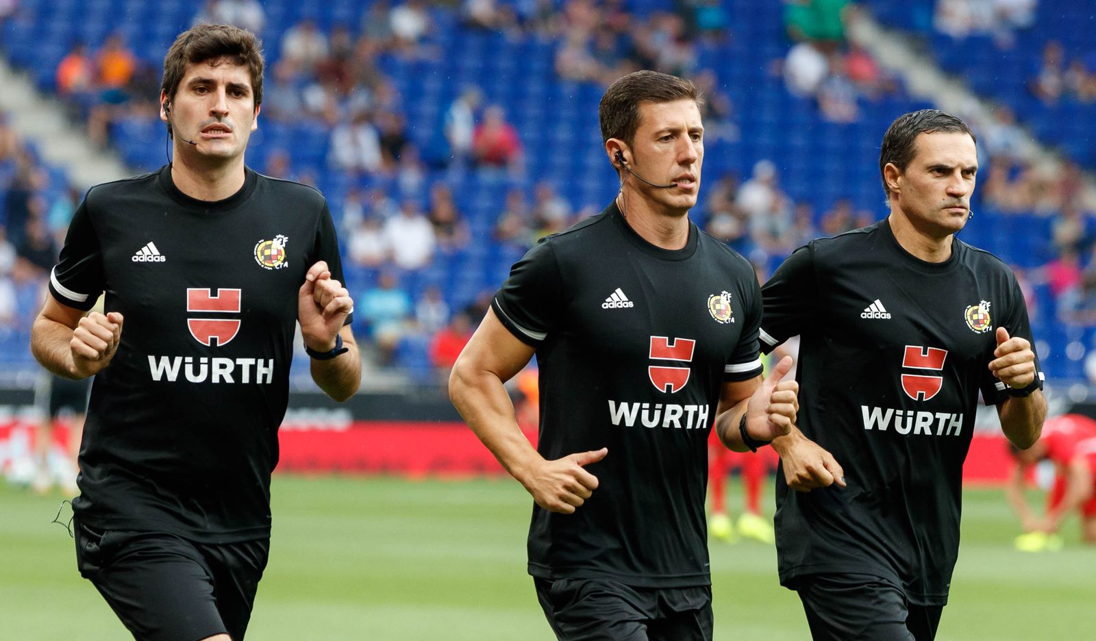 Soto Grado calienta junto a sus ayudantes.