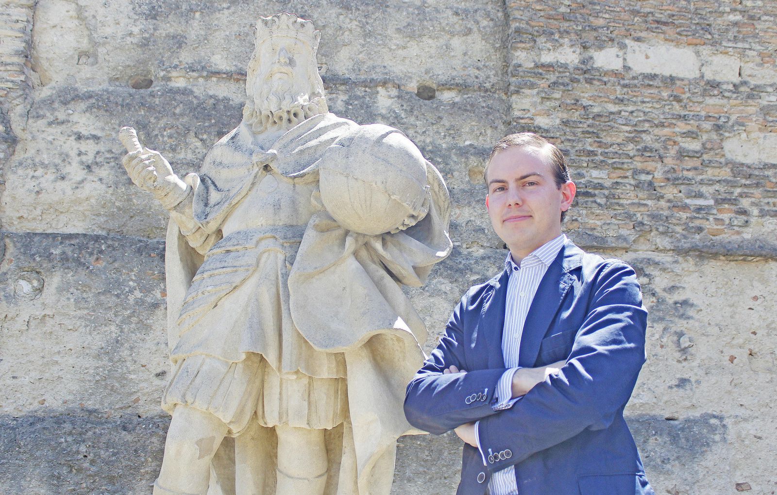 Javier E. Jiménez López de Eguileta, en el Alcázar, junto a la estatua de Alfonso X.