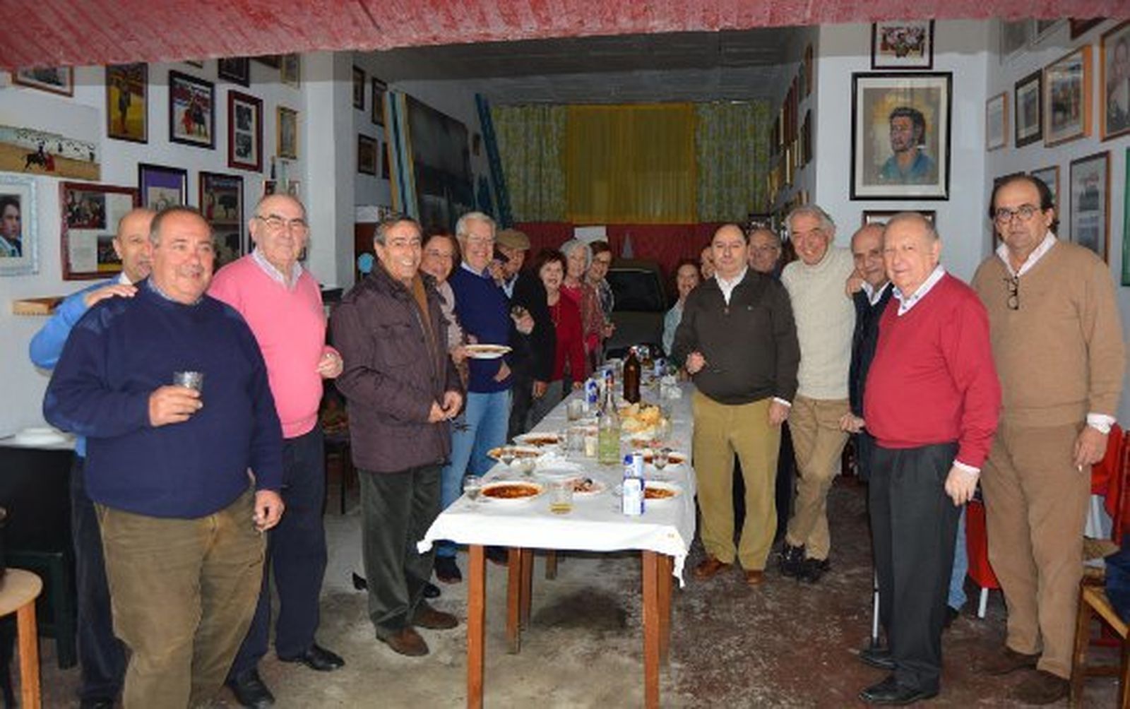 Paco Martínez, Paco Sanz, Eduardo Lopez Vegue, Margarita Rebollo, Agustín Fernández de la Reguera, Antonio Bonassi, Francisco Toscano, Chari Ruiz, Mamen Bensusan, Angelita Lustre, Isabel, Julio Molina Font, Jaime Rocha, Ramón Vázquez, Nono Copano, el homenajeado Valentín Lasanta y Carlos Maira.  Foto: Ignacio Casas de Ciria