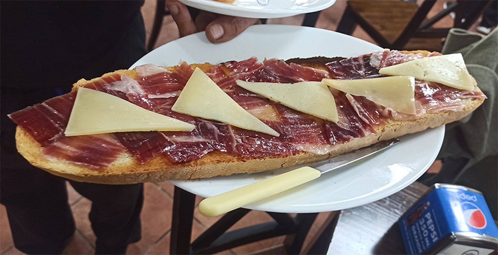 Tostada de pata asada y queso de la venta La Vega.