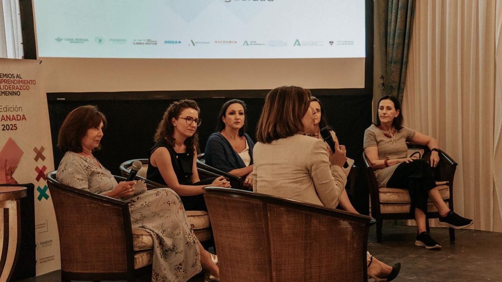 Panel de expertas en los V Premios al Emprendimiento y Liderazgo Femenino de Granada Panel de expertas en los V Premios al Emprendimiento y Liderazgo Femenino de Granada
