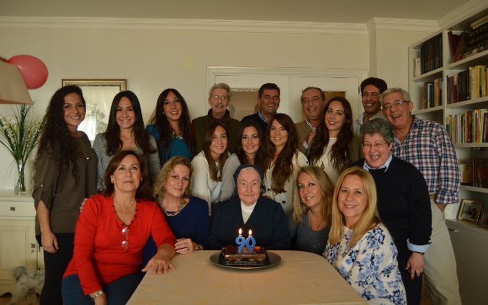 La homenajeada, sor María Carmona, con Ana, Luisa, Celia y sor Milagrosa Carmona, Ramón Rocha, Cristóbal García Supervielle, Jesús Roja, Tomás Ortega, Miriam Ortega, Belén y Celia Rojas, Marta Rocha, Marina, Ana y Sara Ortega y Santiago Rocha, durante el festejo de los noventa cumpleaños.  Foto: Ignacio Casas de Ciria