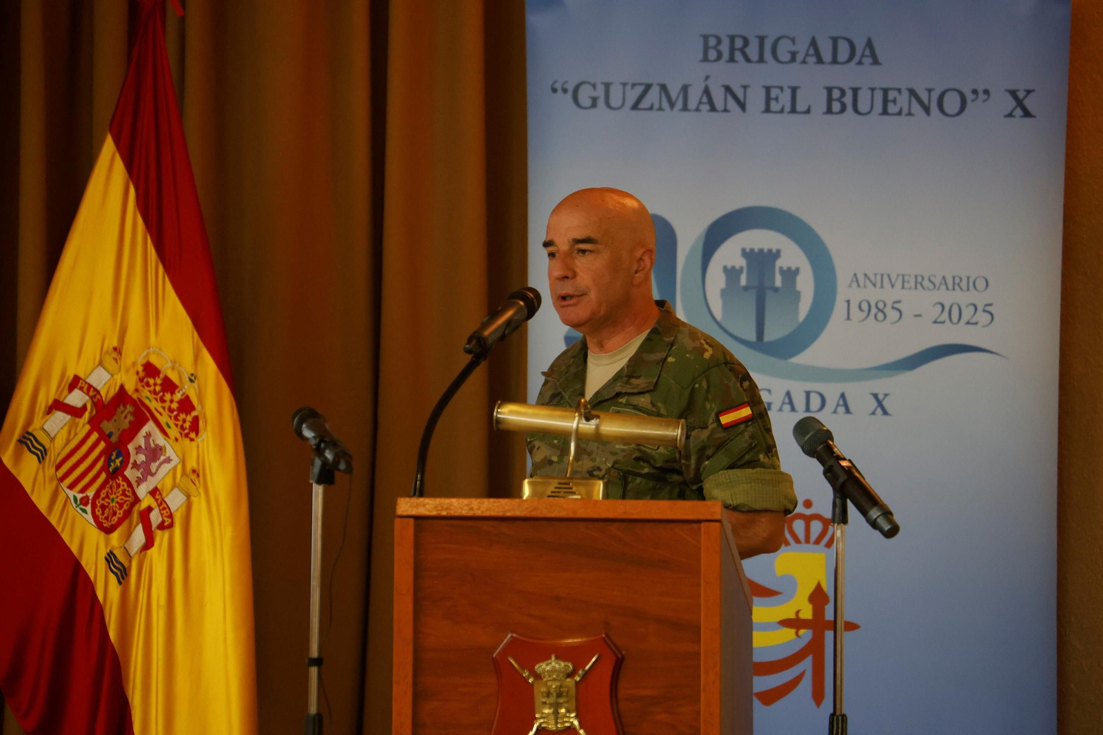 La ministra de Defensa, Margarita Robles, en la entrega las medallas conmemorativas al Ejército en la Bri X, en imágenes