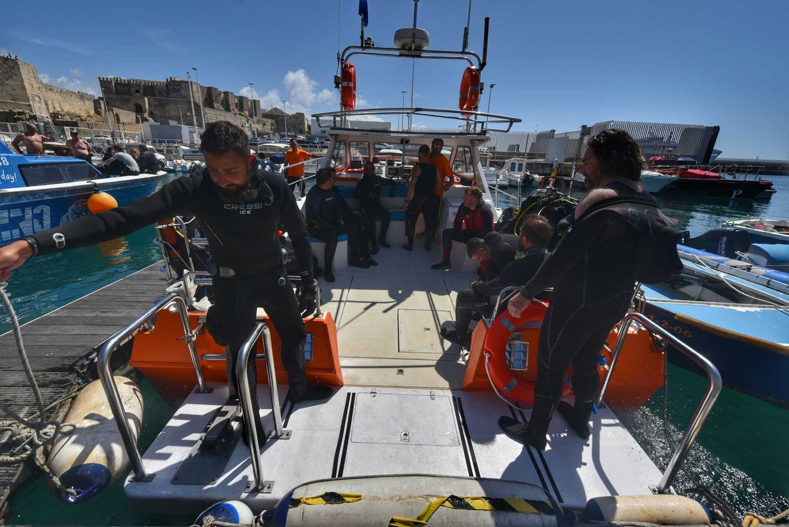 Buceadores listos para saltar al mar este sábado, en Tarifa.