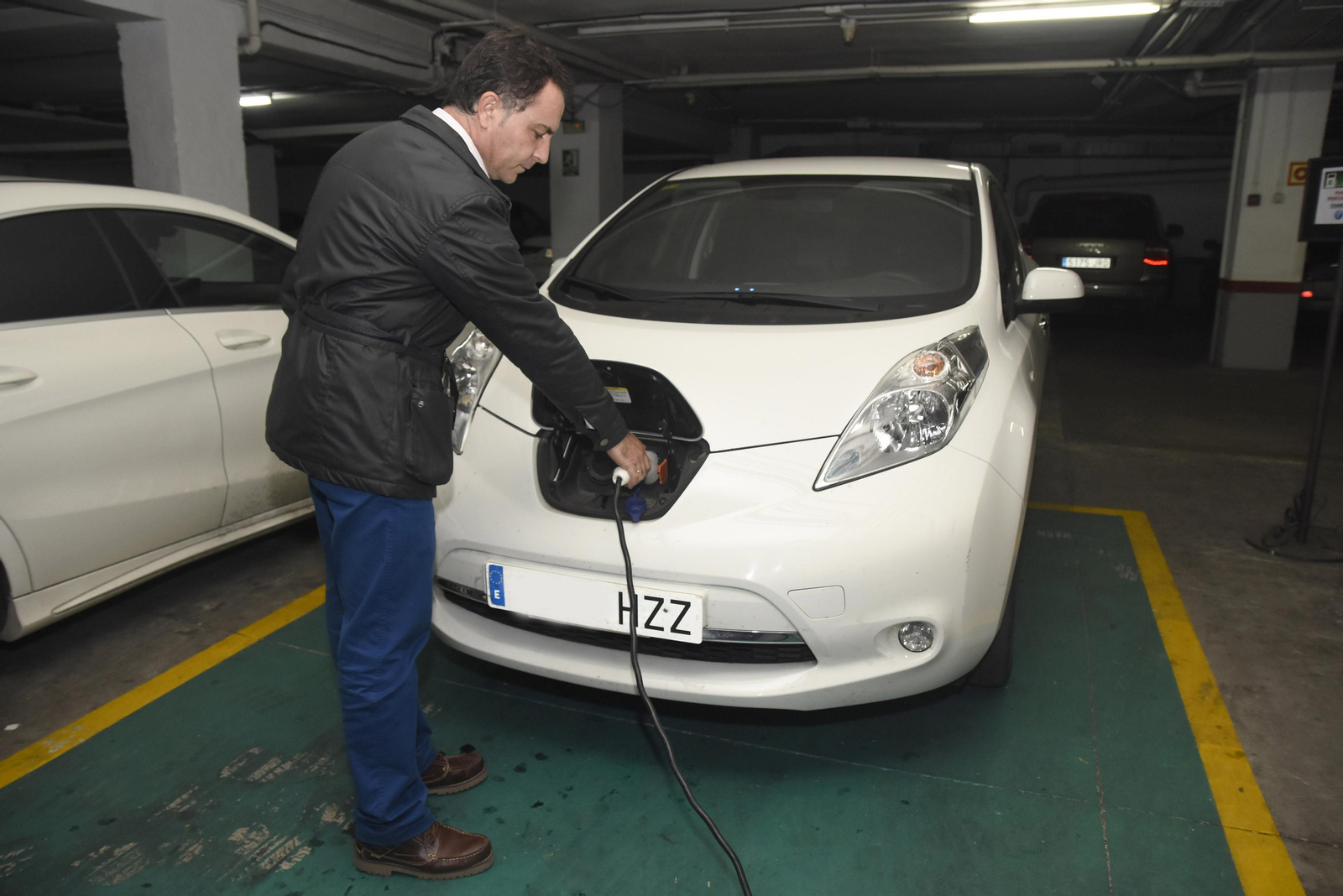 Un usuario carga su coche eléctrico en el Hotel Maciá Alfaros en Córdoba.