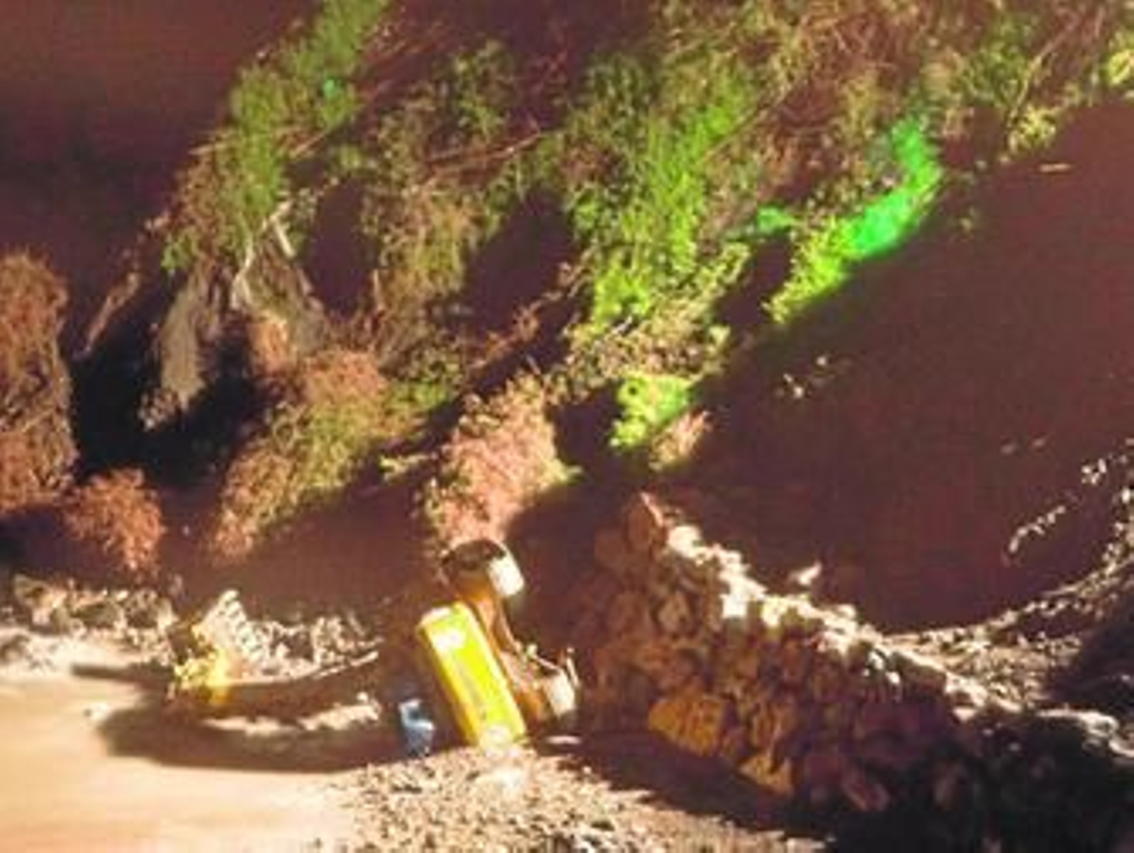 La máquina se precipitó por un barranco.