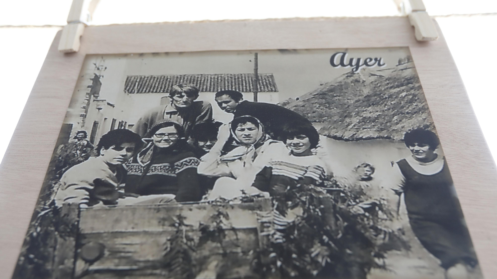 Las fotos de la exposición pasado y presente en el chiringuito El Garito