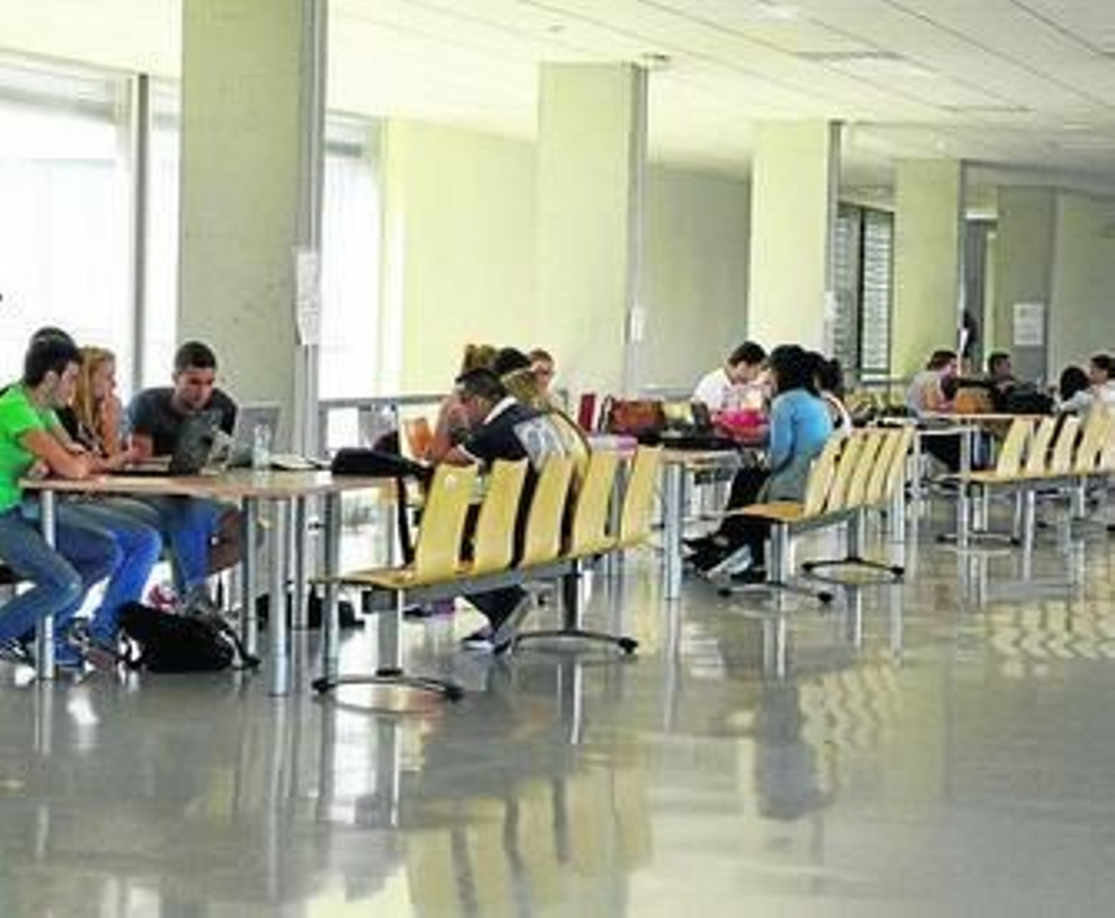 Alumnos estudiando en la Facultad de Ciencias del Trabajo. Alumnos estudiando en la Facultad de Ciencias del Trabajo.