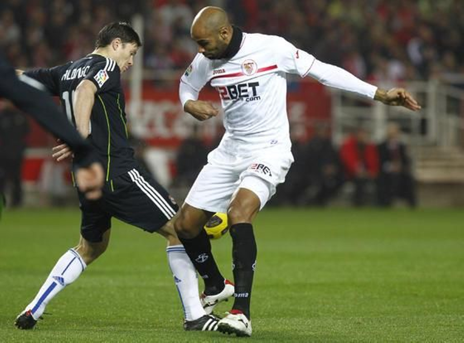 El Sevilla pierde 0-1 con el Real Madrid en la ida de las semifinales de la Copa del Rey. / Antonio Pizarro
