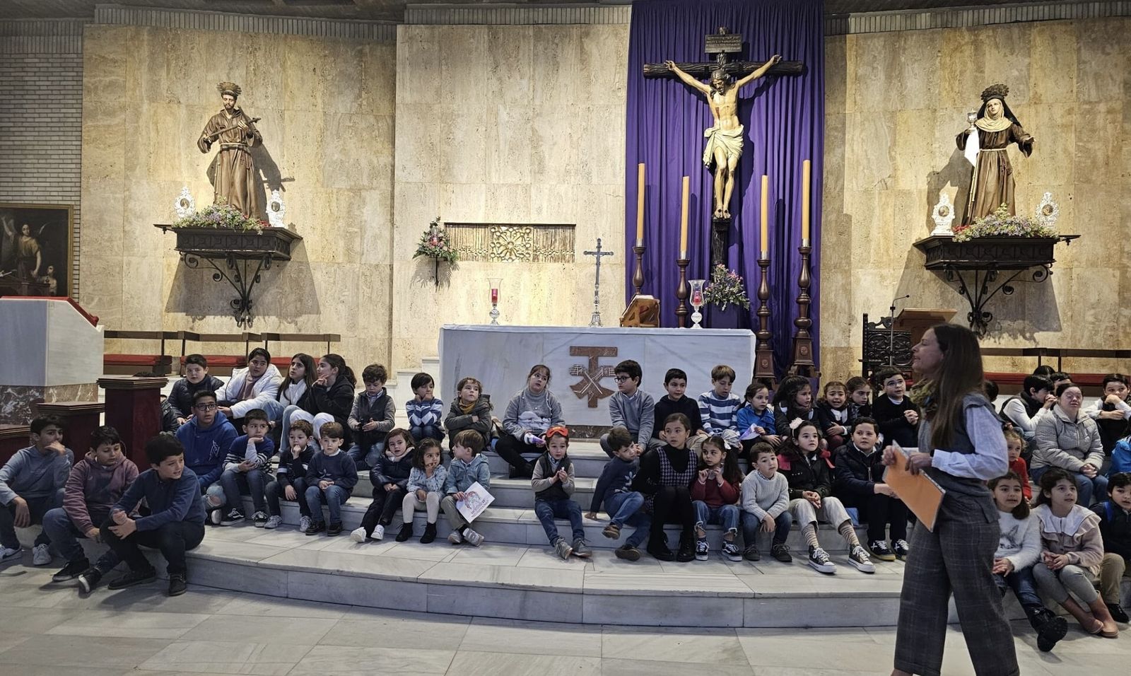 Vero Molero, docente y madre, con los niños de la Defensión este pasado sábado..