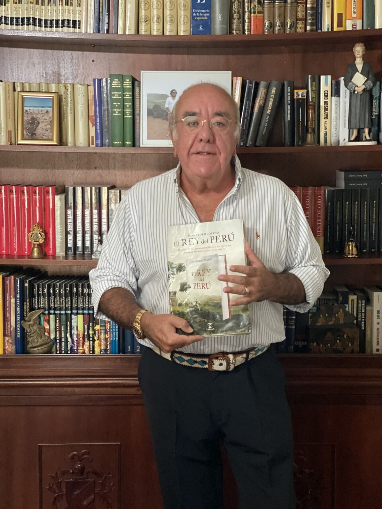 Juan Pedro Cosano posa con su último libro, ‘El rey del Perú’, en su despacho.