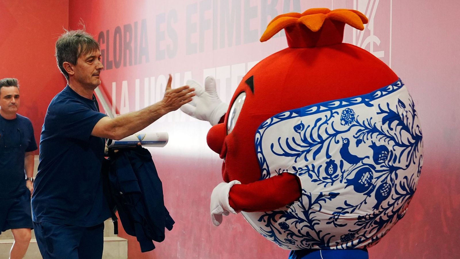 Pacheta saludando a la mascota del club en su llegada al Estadio