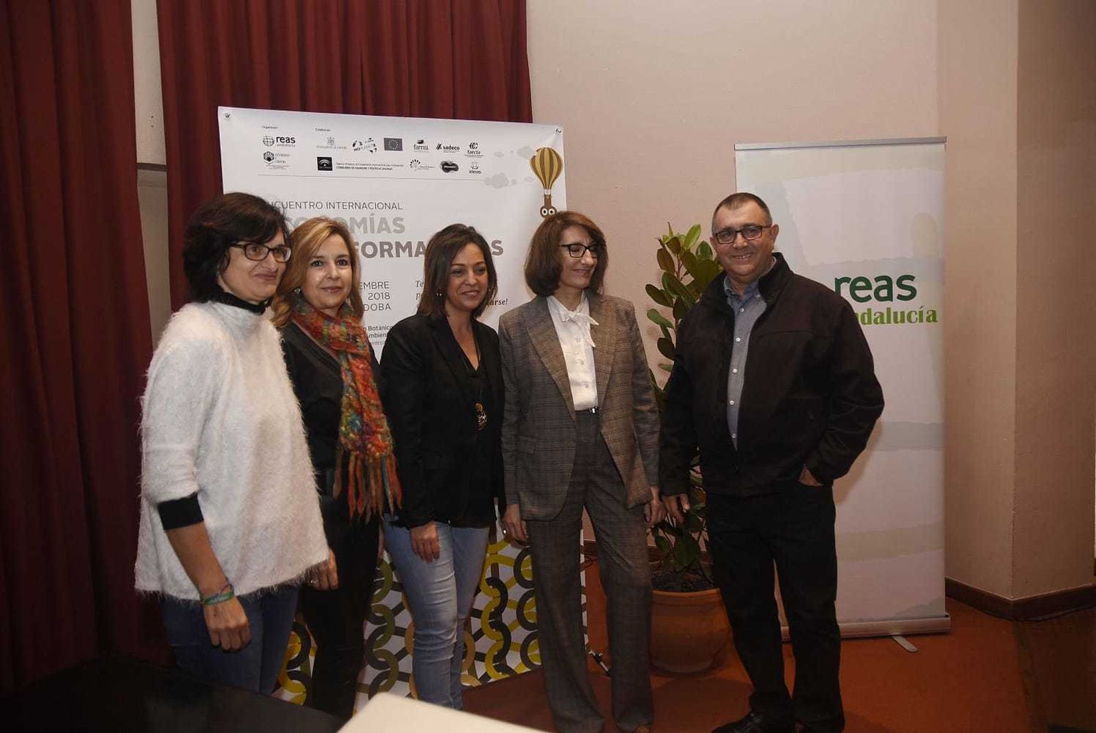 Foto de familia de la inauguración del encuentro.