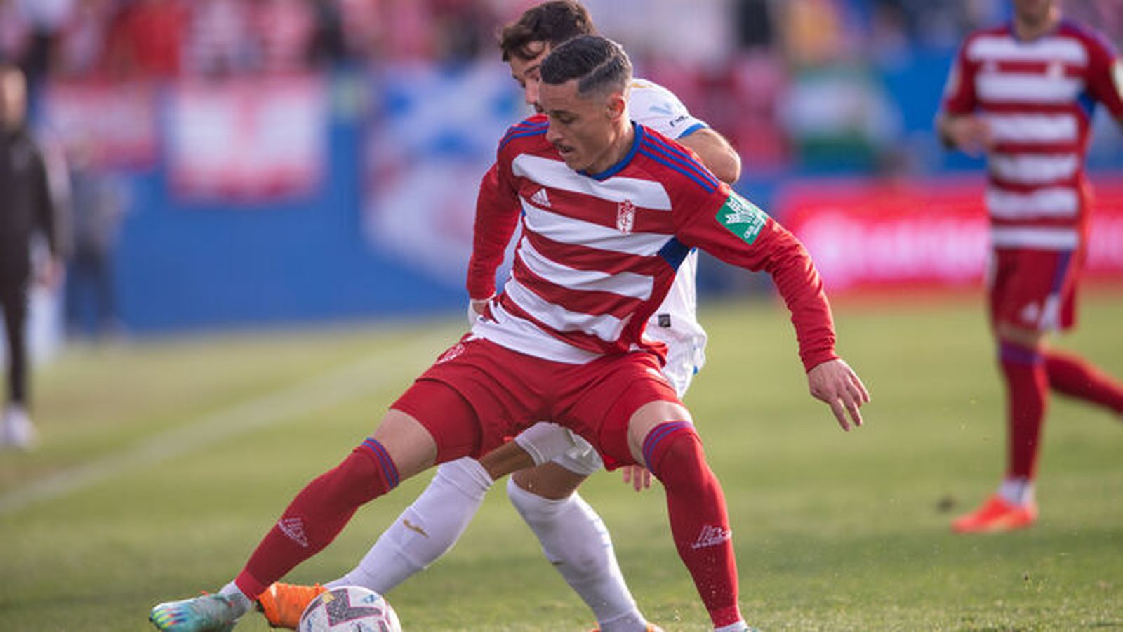 Callejón protege el balón ante un futbolista del Leganés