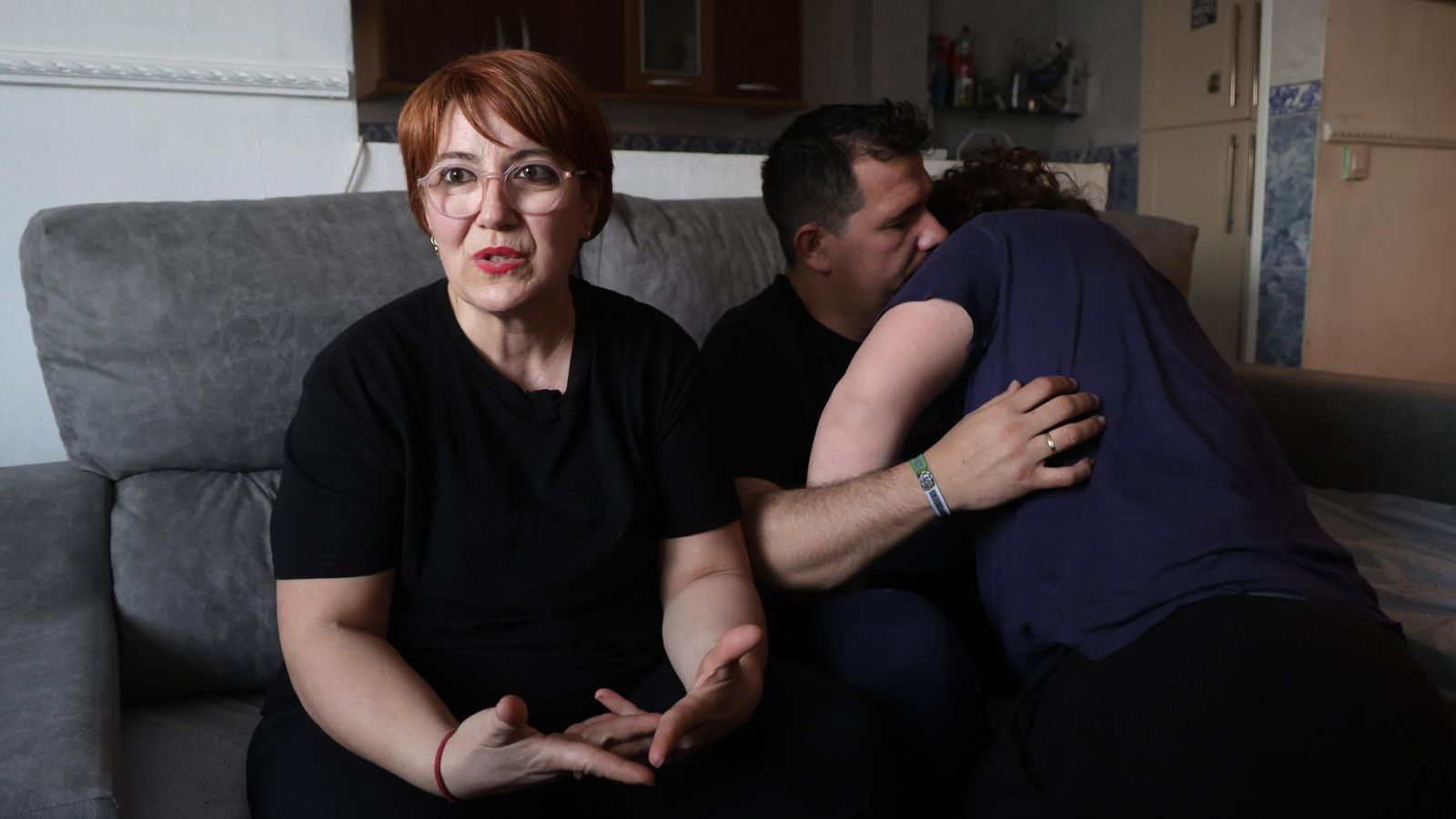 Julia, la madre de Víctor, Antonio, su padre, y Víctor/Juan Carlos Muñoz