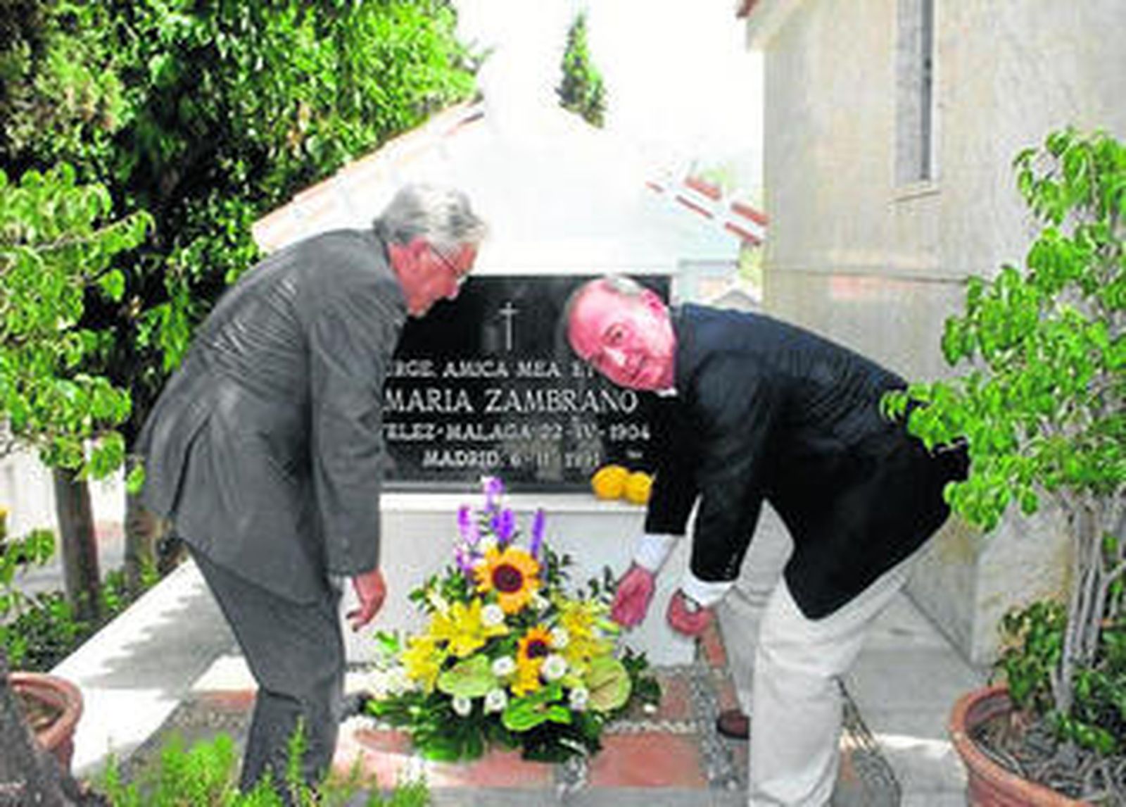 El presidente de la Fundación, J. Fernando Ortega (izda.) y el alcalde de Vélez, junto a la tumba de la pensadora.