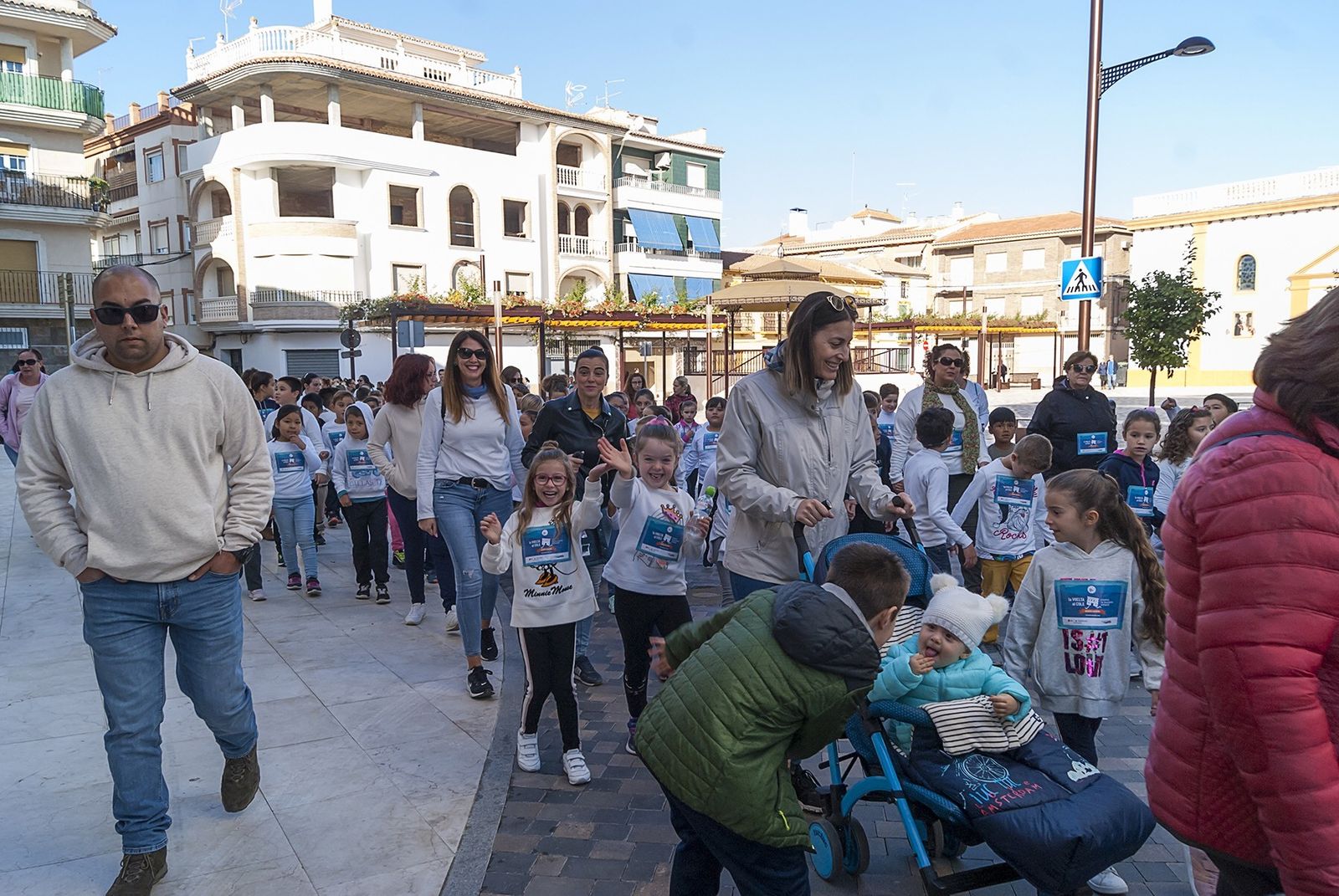 Los escolares y sus familias, en la carrera solidaria.