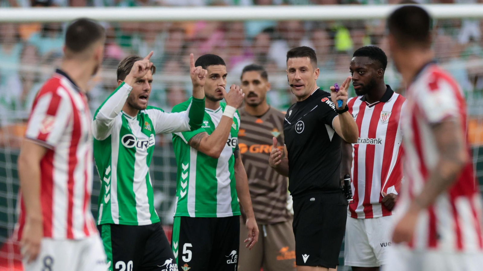 Los jugadores del Betis protestan al árbitro Isidro Díaz