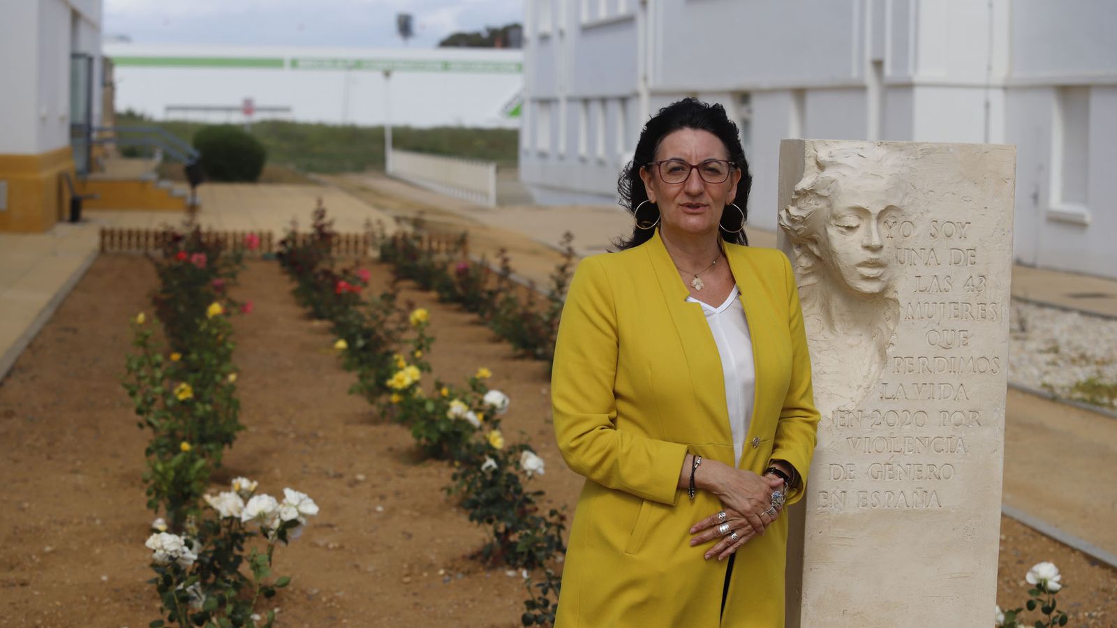 Peña junto a la escultura de homenaje a las mujeres  en el Jardín de las Ausentes.