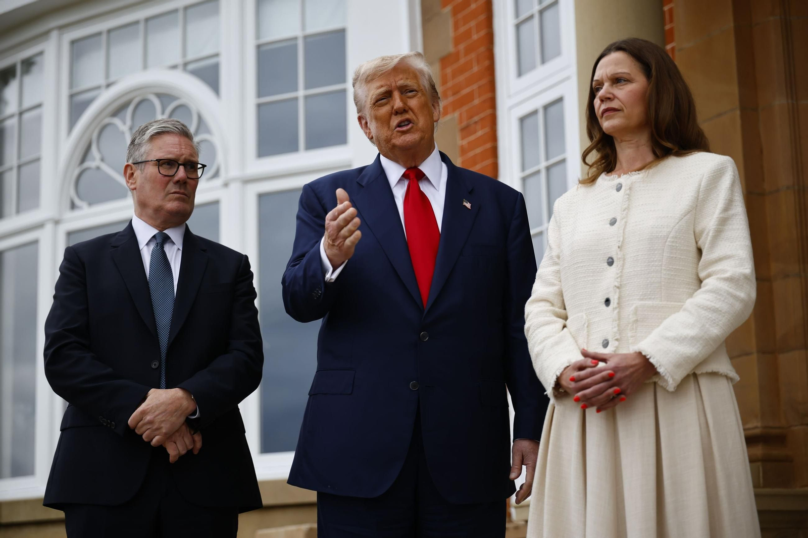 El presidente de Estados Unidos, Donald Trump, con el primer ministro británico, Keith Starmer, y su mujer, este lunes en Escocia.