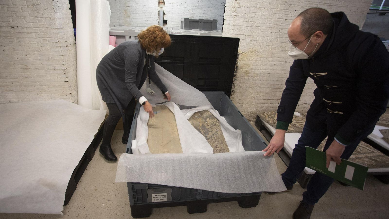 Dos sarcófagos infantiles de plomo con su embalaje especial.