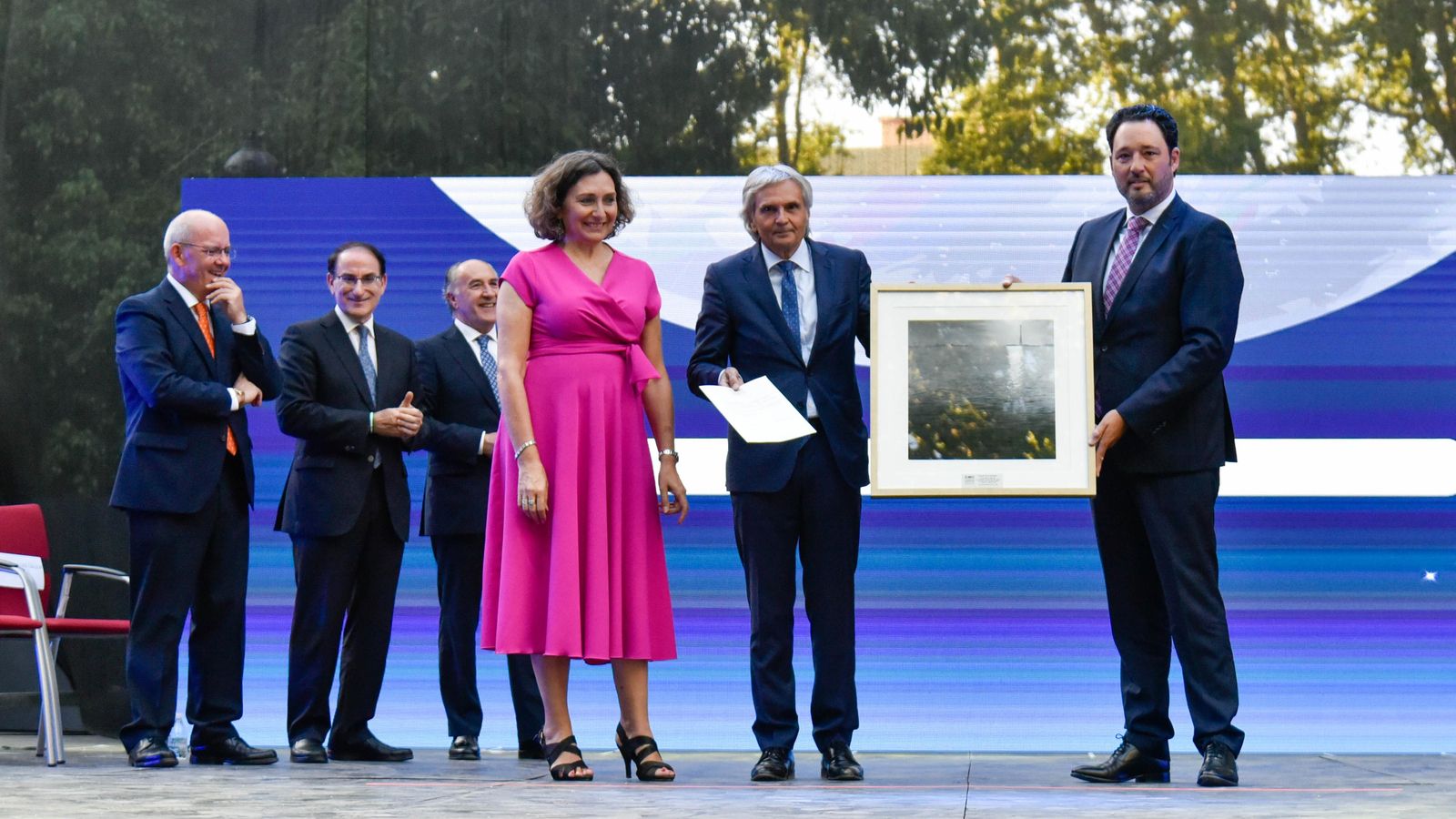 El doctor López Cano recoge el reconocimiento.