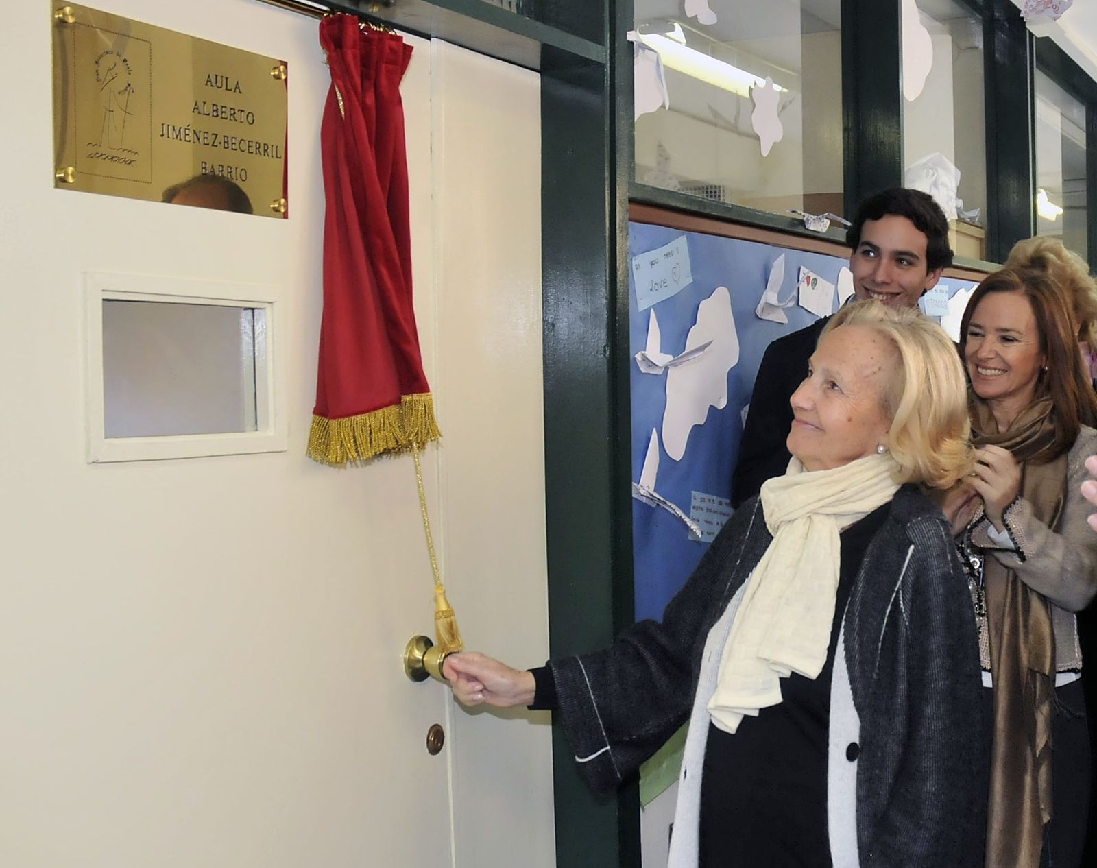 Teresa Barrio descubre la placa del aula dedicada a su hijo en el Colegio San Francisco de Paula.