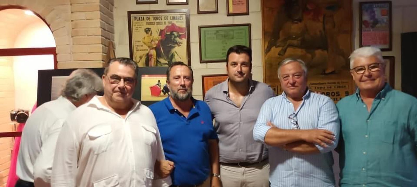 El concejal César de la Torre, con miembros del Club Taurino El Rabo.