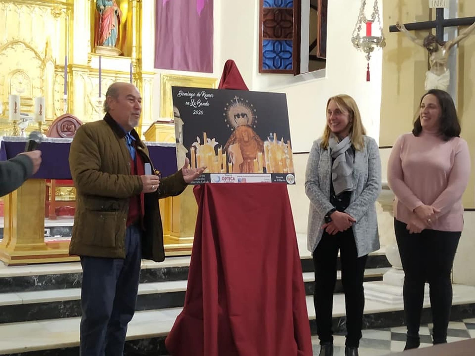 Momento de la presentación del cartel de la Hermandad del Huerto, el pasado viernes en la Iglesia de San Sebastián.