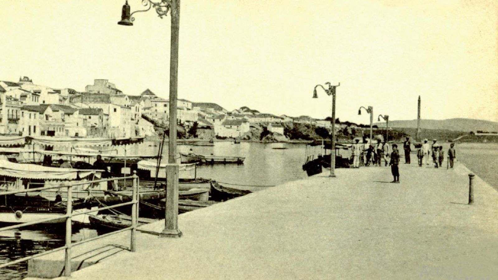 El muelle de Villanueva en 1921. Construido con la finalidad de resguardar a las embarcaciones menores de los temporales de invierno (Archivo de la A.P.B.A.).