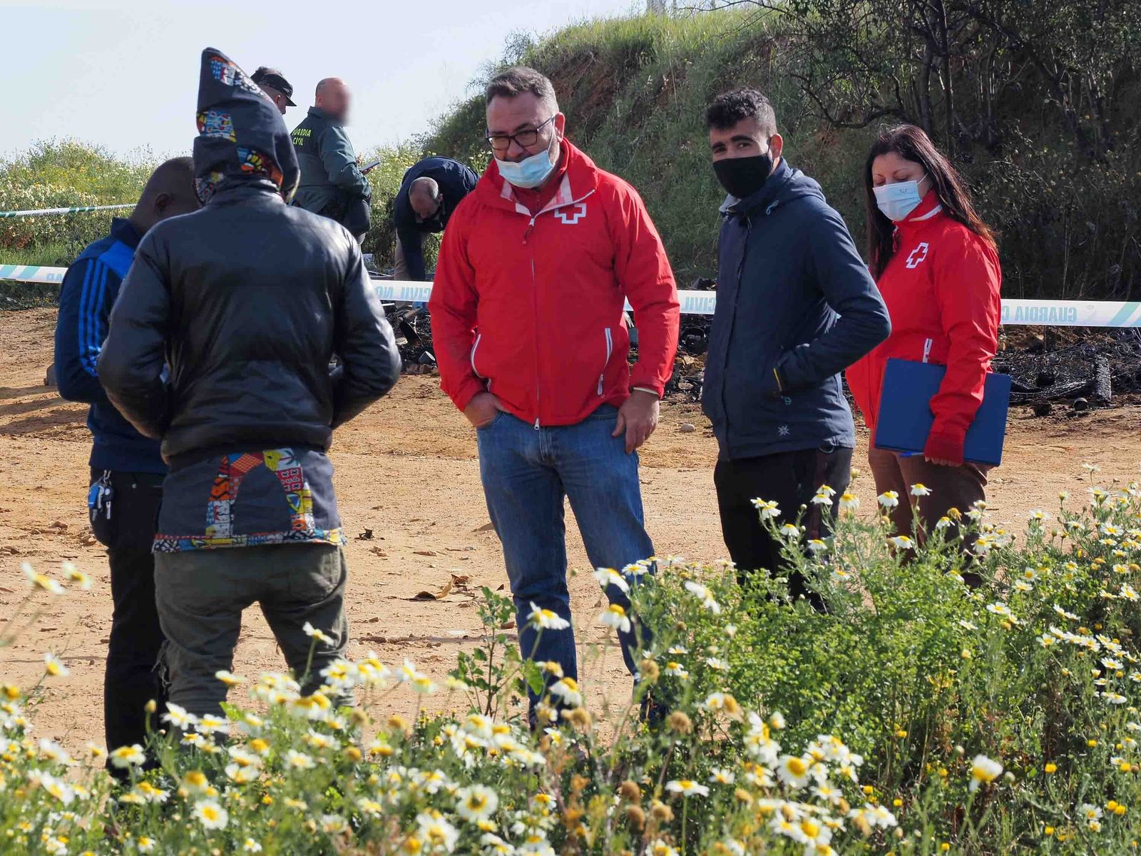 Imágenes del incendio que costó la vida a una persona en una chabola en Lepe