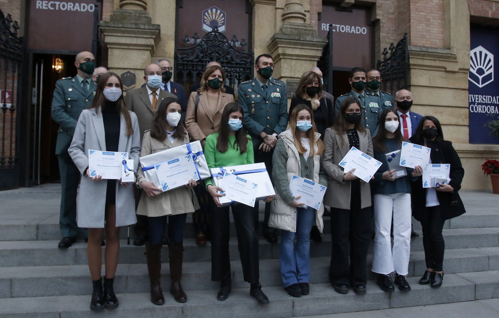 Las premiadas sujetan sus diplomas por el V Premios a la Excelencia Académica 2021.