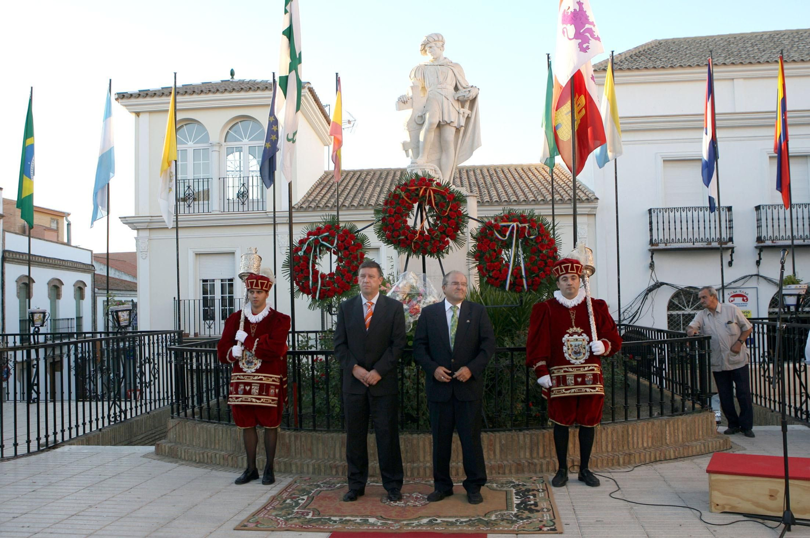 Imagen de archivo de una ofrenda floral ante el monumento a Martín Alonso Pinzón.