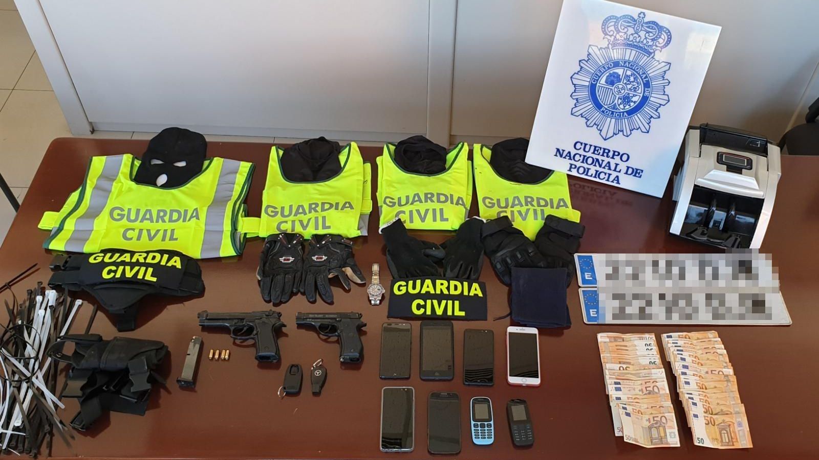 Imagen facilitada por la Policía Nacional del material incautado a la banda