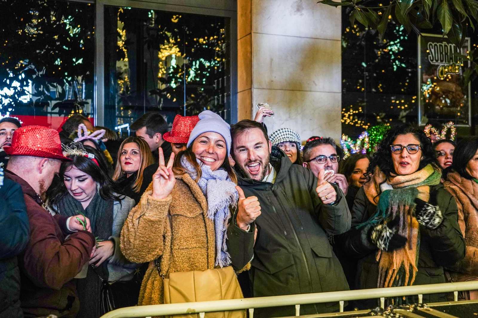 Así se vivieron las campanadas en la Plaza del Carmen de Granada: uvas y fiesta para recibir a 2024