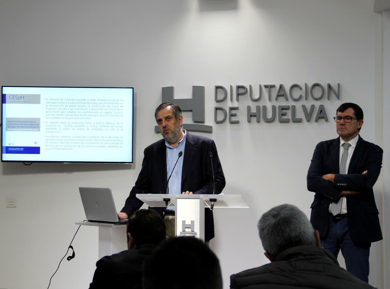 El presidente del CES, Juan José García del Hoyo, presentó ayer el estudio.