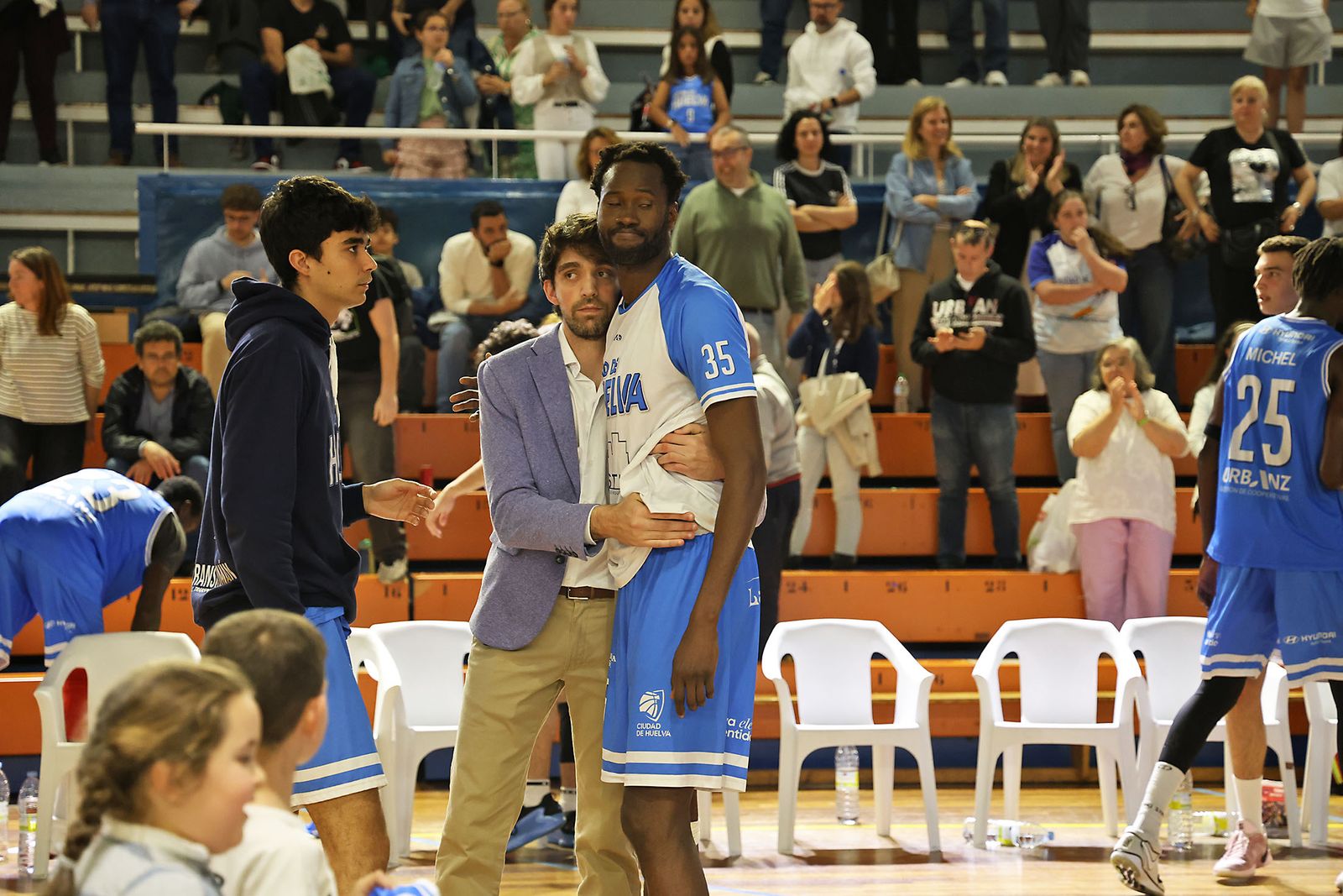 Las imágenes del partido de vuelta entre el Ciudad de Huelvay el Homs UE Mataró