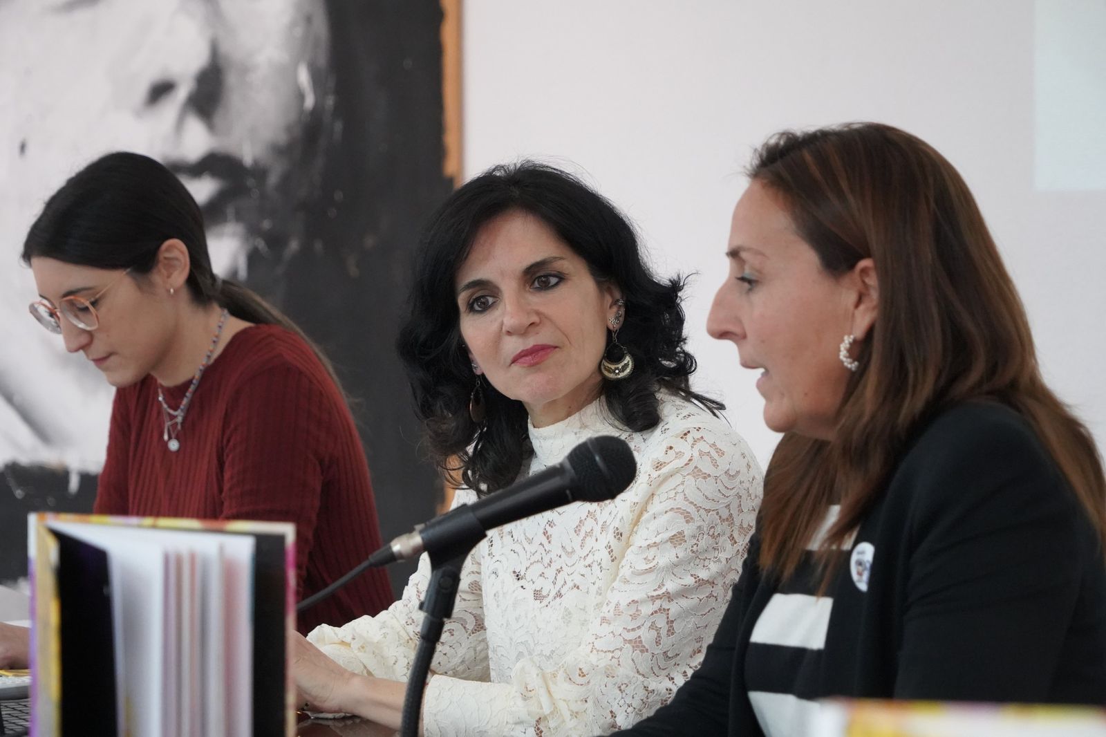 La periodista onubense Mari Paz Díaz presenta 'Mujeres a 200 Años Luz' en Moguer, su pueblo natal