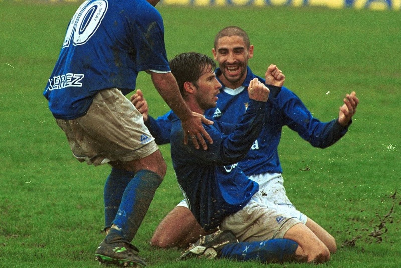 Mendoza celebra el gol que anotó contra el Don Benito junto a Jesule y Katxorro.
