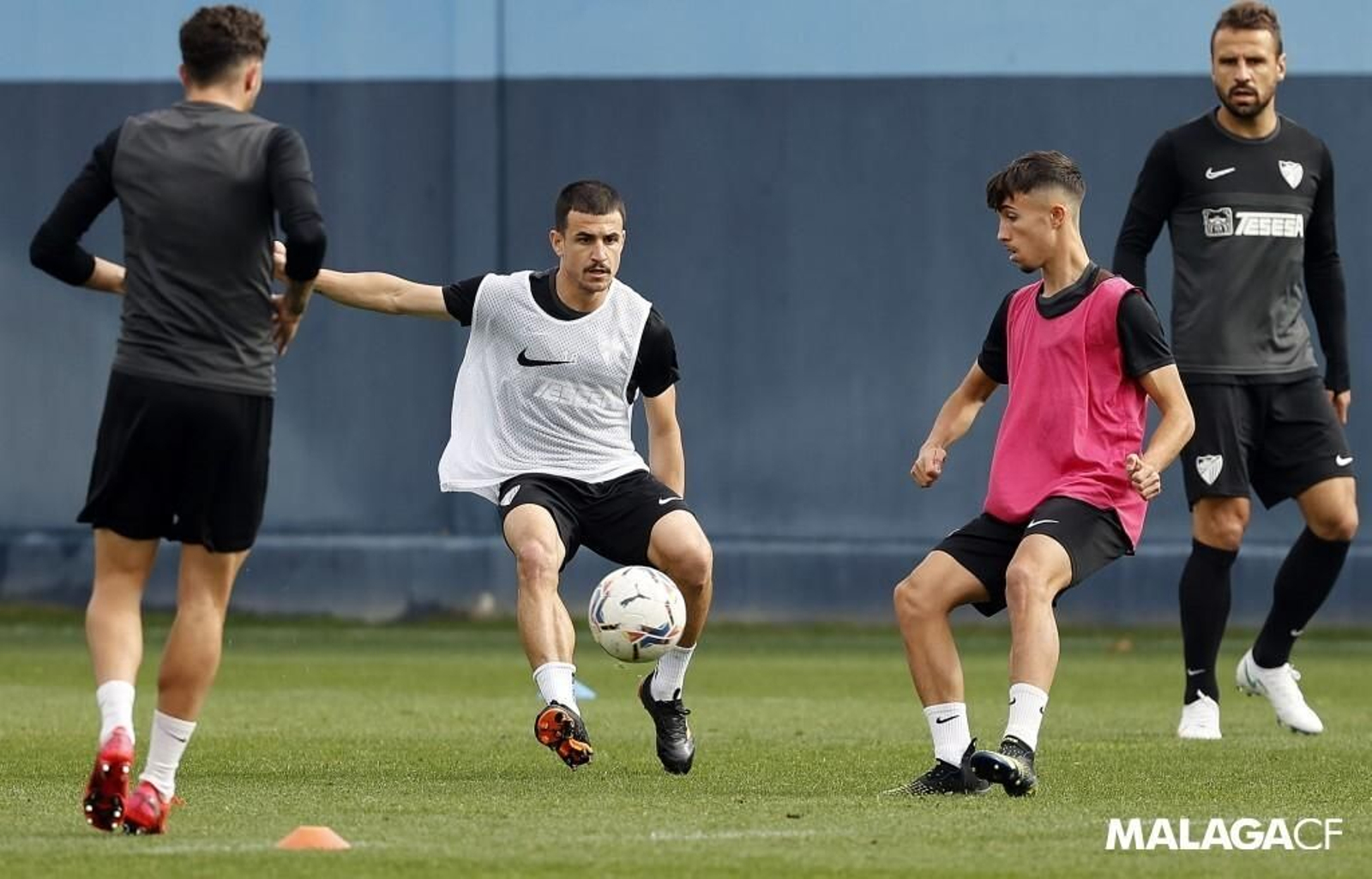 Larrubia y Matos, atentos a la pelota en el entrenamiento. Larrubia y Matos, atentos a la pelota en el entrenamiento.