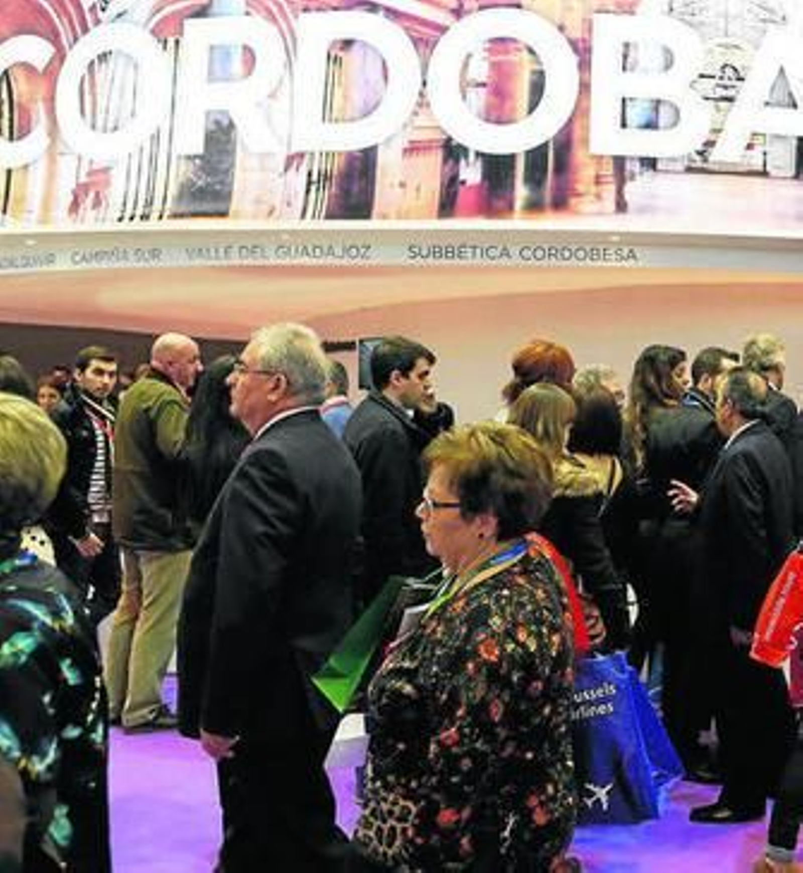 Público asistente a la zona exposita de Córdoba en Fitur.